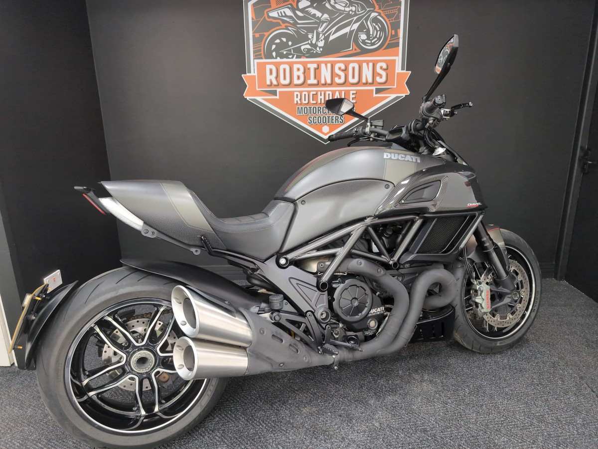 Used Ducati DIAVEL CARBON 2015 for sale - 78579146: Photo 4