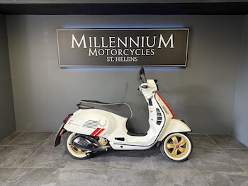 Used Piaggio VESPA GTS 300 RACING 2022 for sale - bike-78395444: Photo