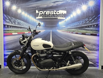Used Triumph BONNEVILLE STREET TWIN 2020 for sale - bike-78394180: Photo