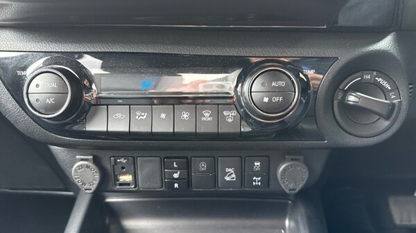 Used Toyota Hilux 2023 for sale - 76140024: Photo 41