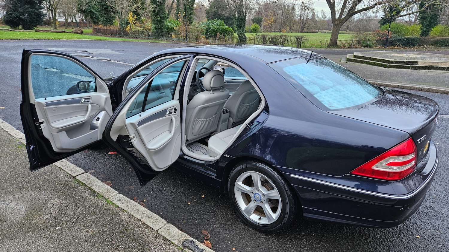 Used Mercedes-Benz C Class 2005 for sale - 76893318: Photo 12