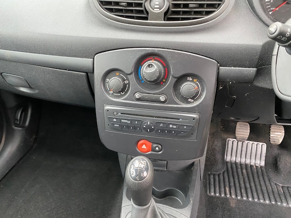 Used Renault Clio 2010 for sale - 76286820: Photo 16