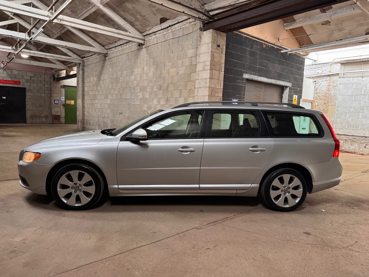 Used Volvo V70 2008 for sale - 78053624: Photo 4