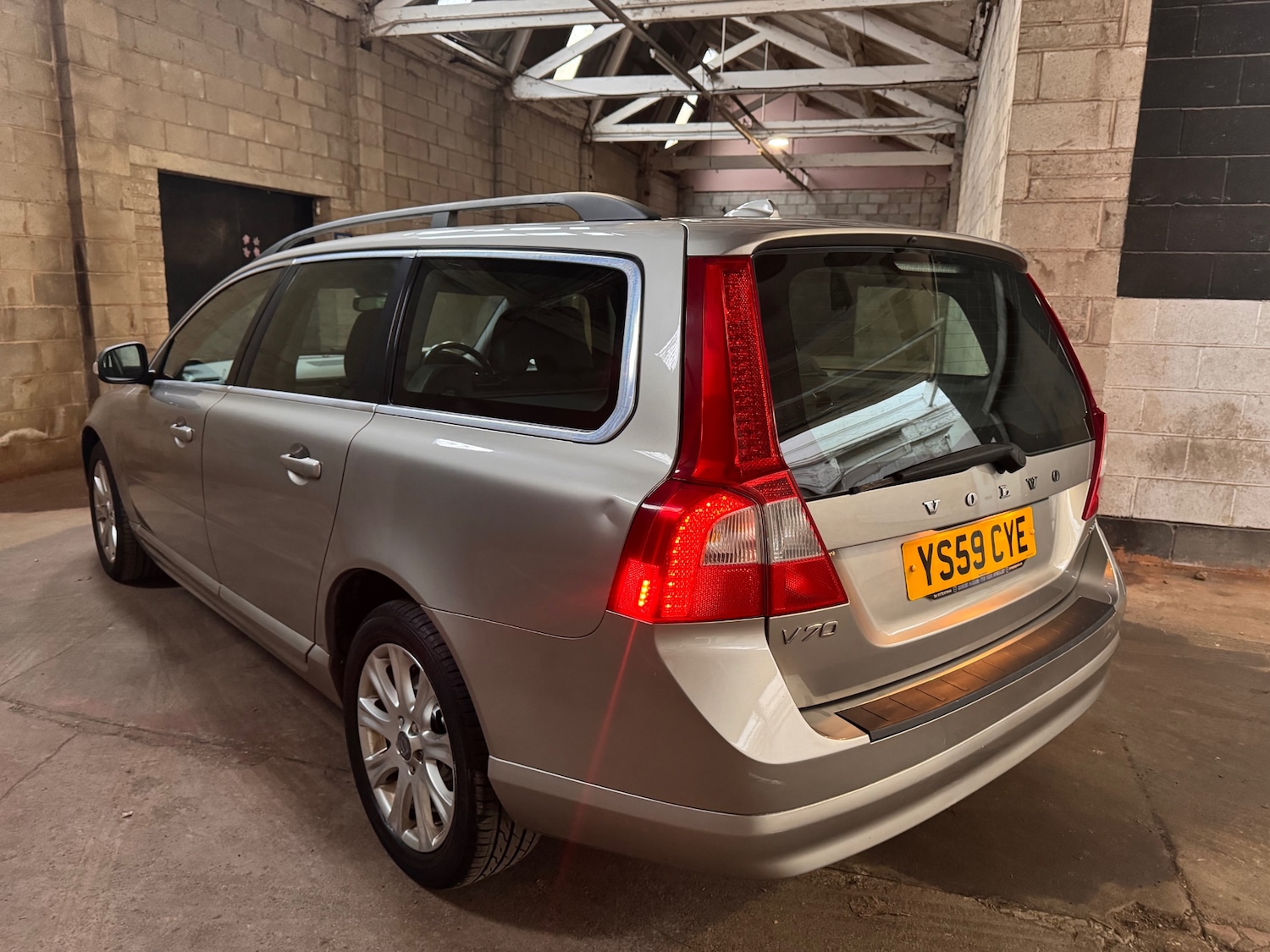 Used Volvo V70 2009 for sale - 77638766: Photo 4