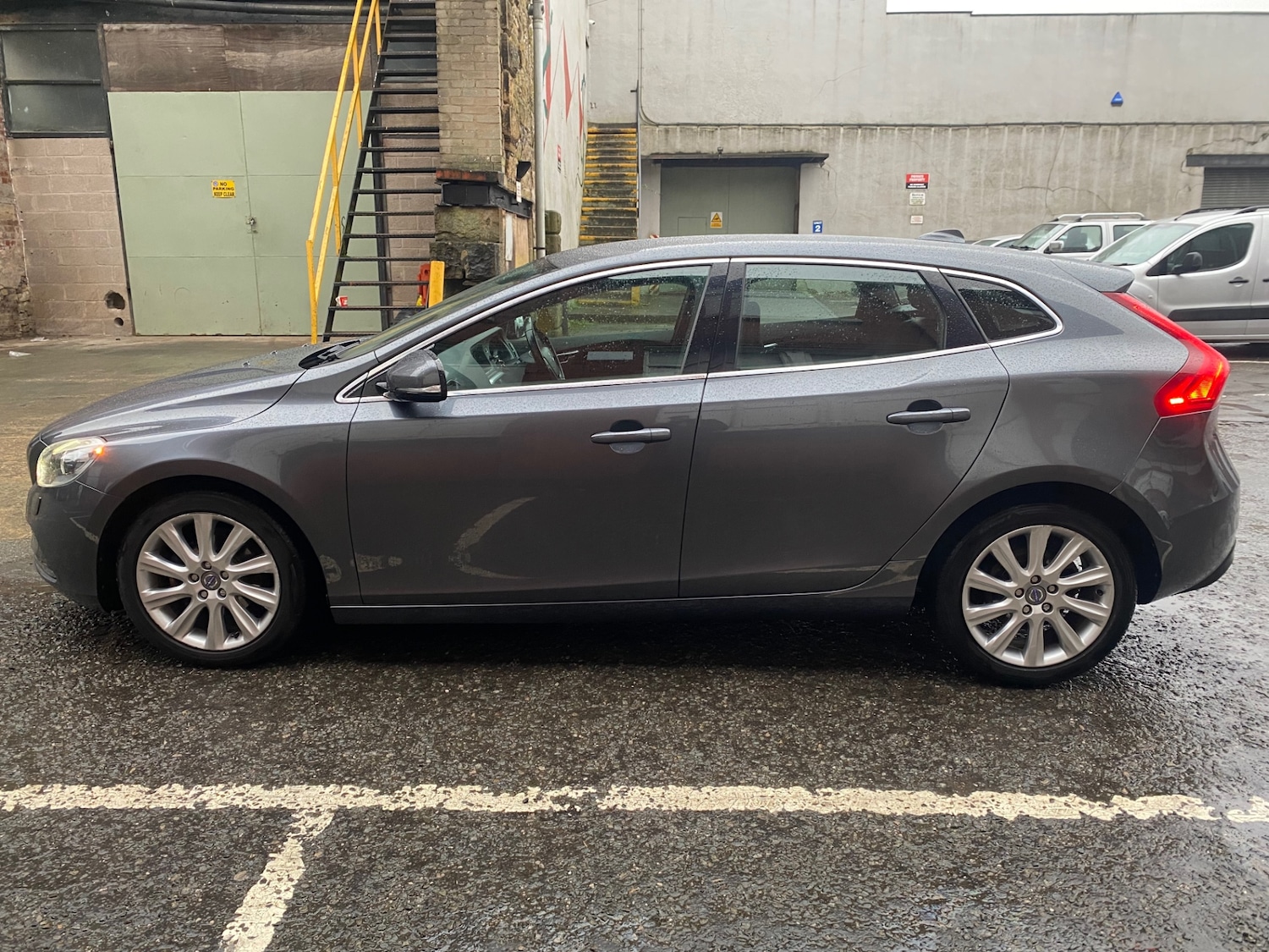 Used Volvo V40 2013 for sale - 77300670: Photo 4