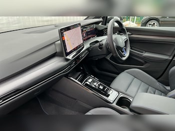 Used Volkswagen Golf 2025 for sale - 76999399: Photo