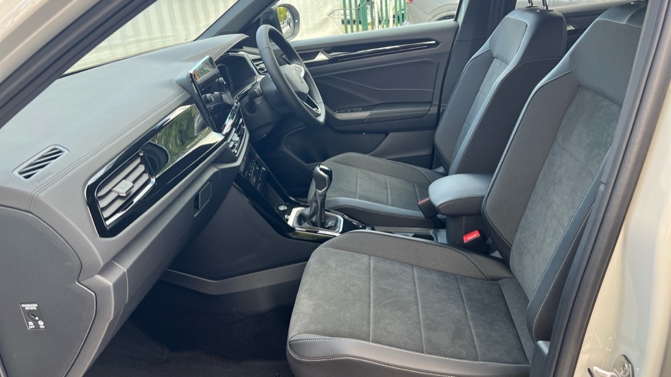 Used Volkswagen T-Roc 2025 for sale - 76870339: Photo 2