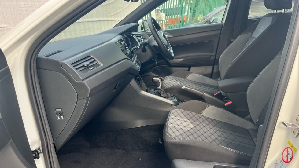 Used Volkswagen Taigo 2024 for sale - 76870345: Photo 2