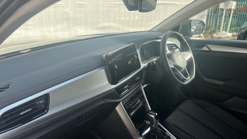 Used Volkswagen T-Roc 2025 for sale - 76870346: Photo 2