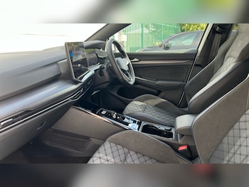 Used Volkswagen Golf 2025 for sale - 76523600: Photo