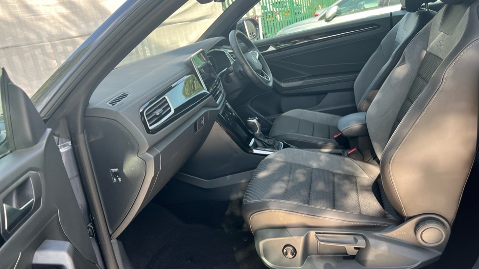 Used Volkswagen T-Roc 2025 for sale - 76869428: Photo 2