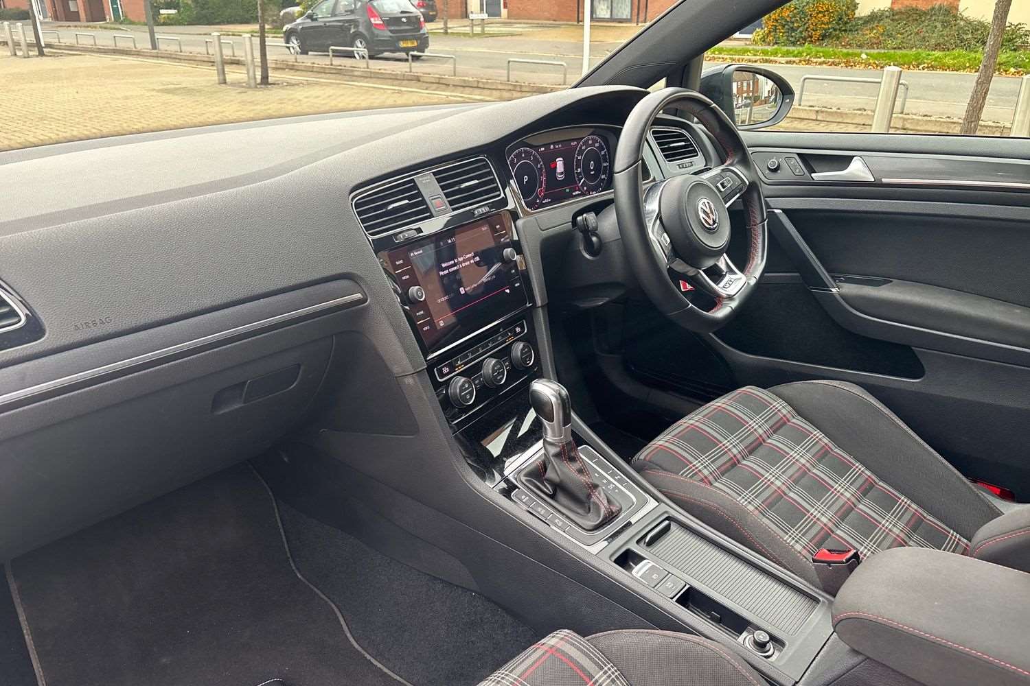 Used Volkswagen Golf 2017 for sale - 76442425: Photo 2