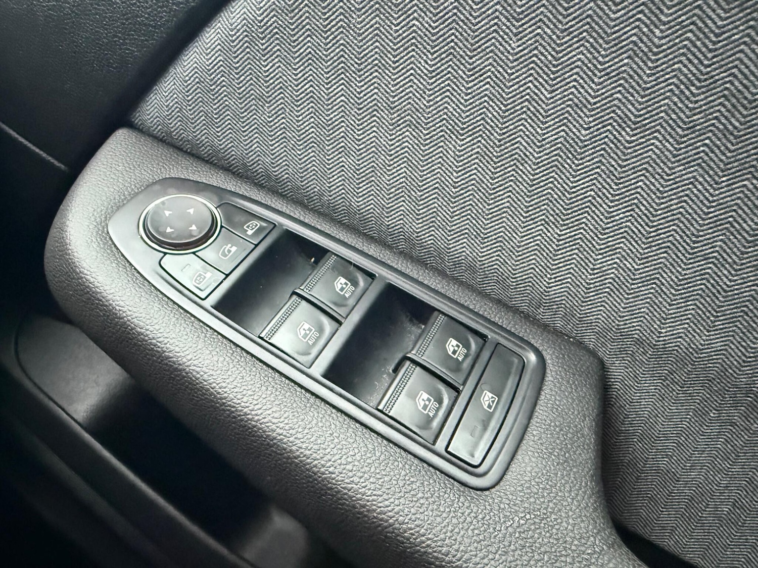 Used Renault Clio for sale - 77321063: Photo 40