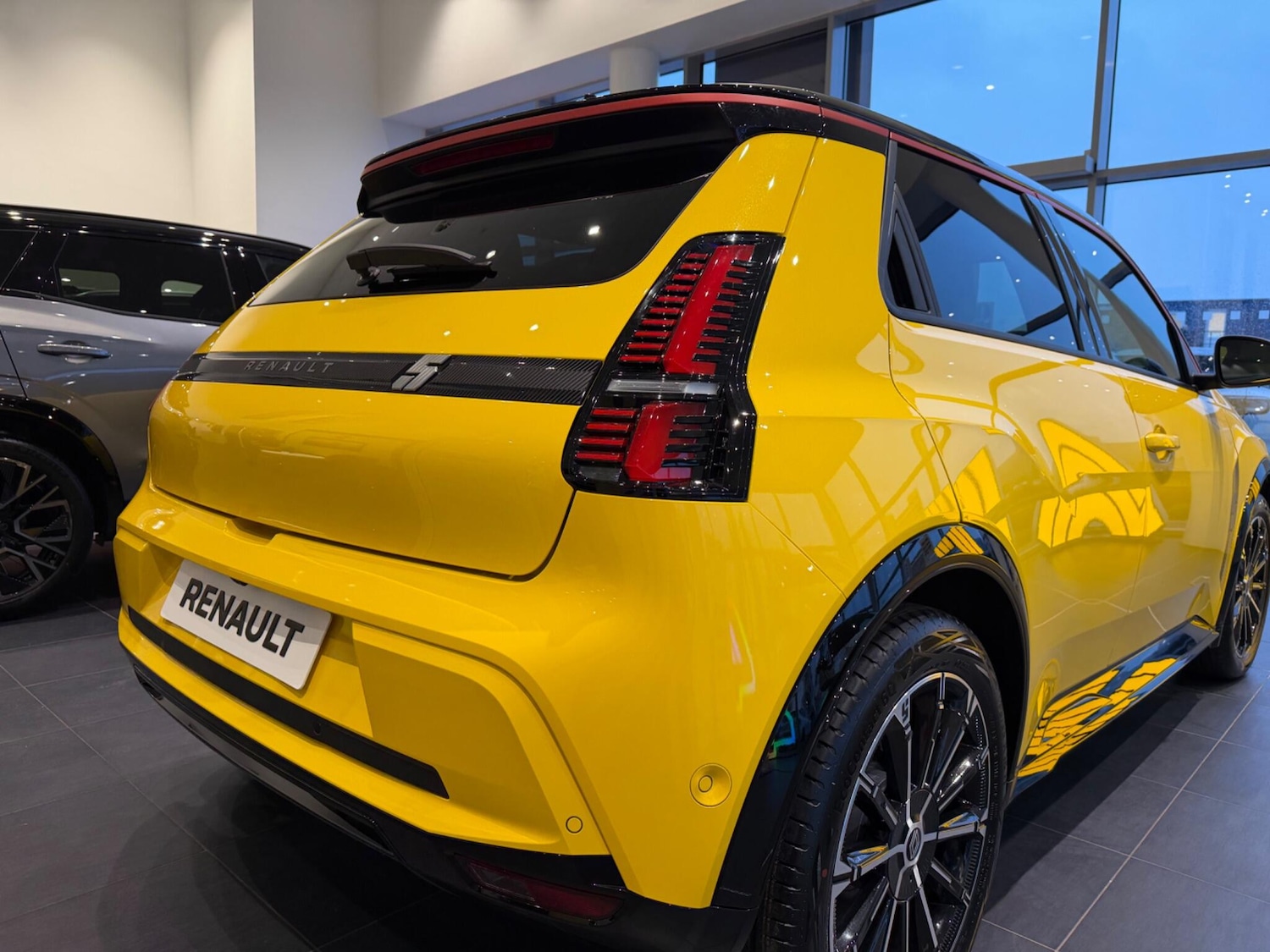 Used Renault 5 E-Tech electric for sale - 77412151: Photo 2