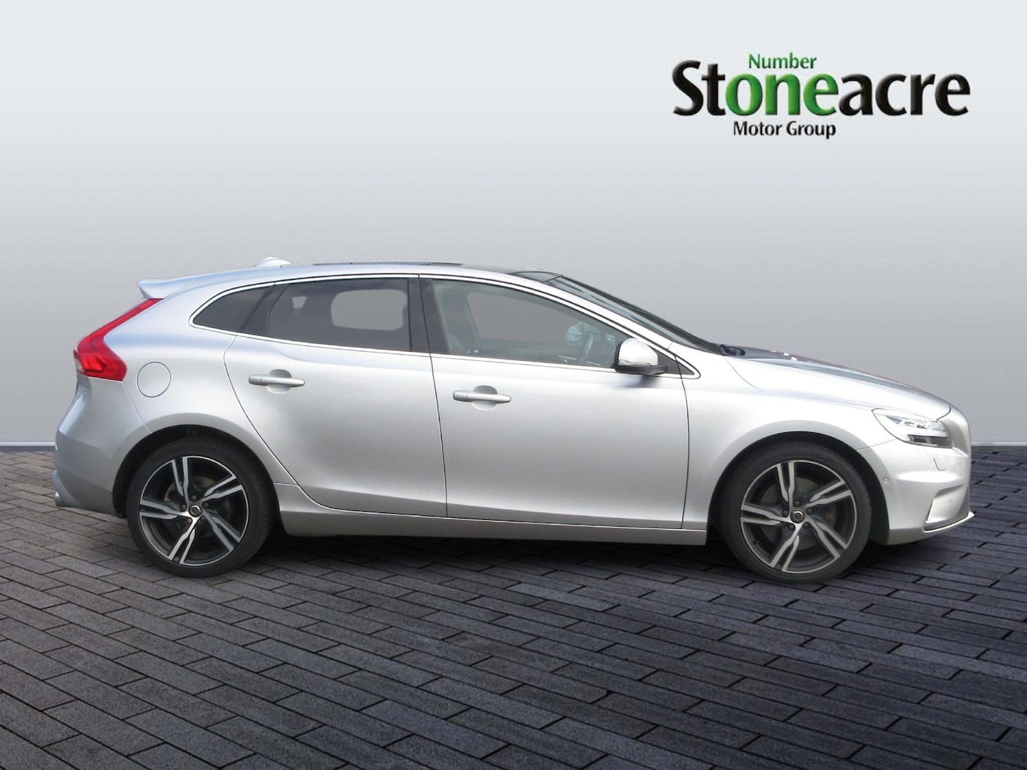 Used Volvo V40 2018 for sale - 76189399: Photo 2