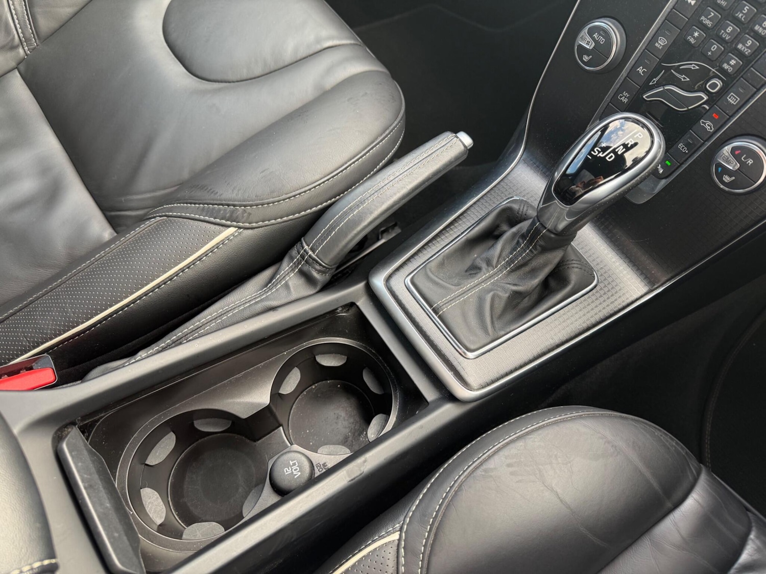 Used Volvo V40 2018 for sale - 76189399: Photo 32