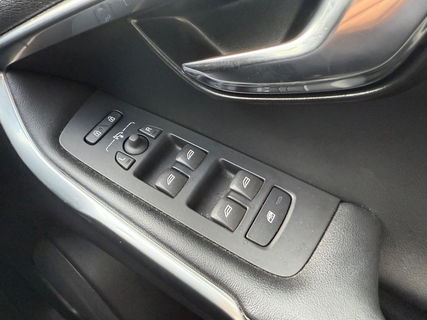 Used Volvo V40 2018 for sale - 76189399: Photo 37