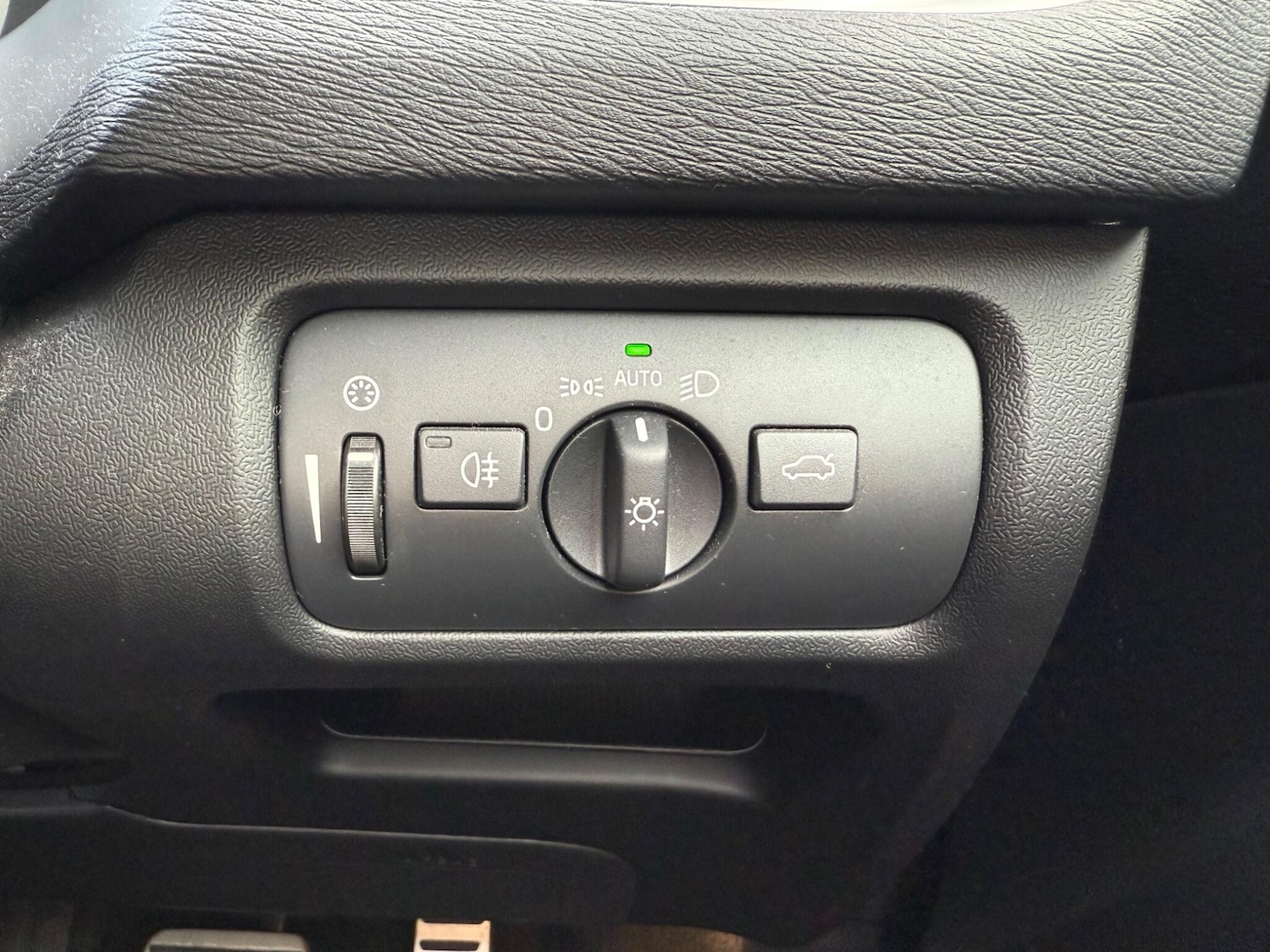 Used Volvo V40 2018 for sale - 76189399: Photo 38