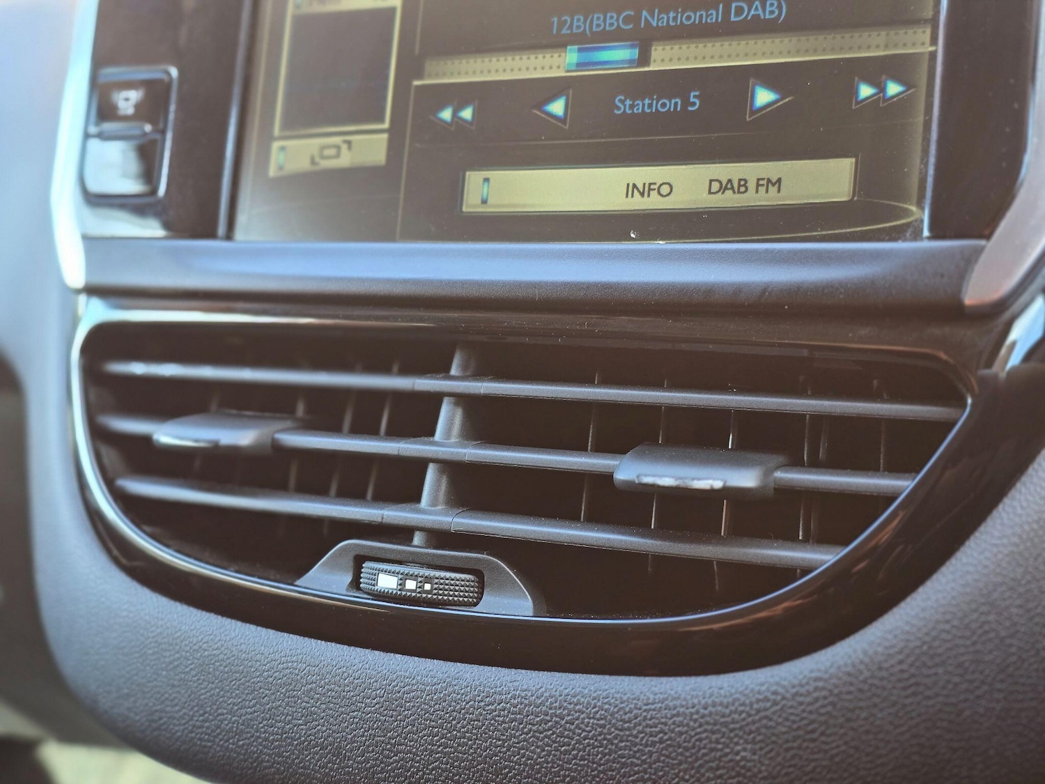 Used Peugeot 208 for sale - 77768376: Photo 32