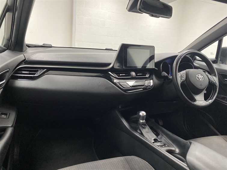 Used Toyota C-HR 2017 for sale - 77210452: Photo 2