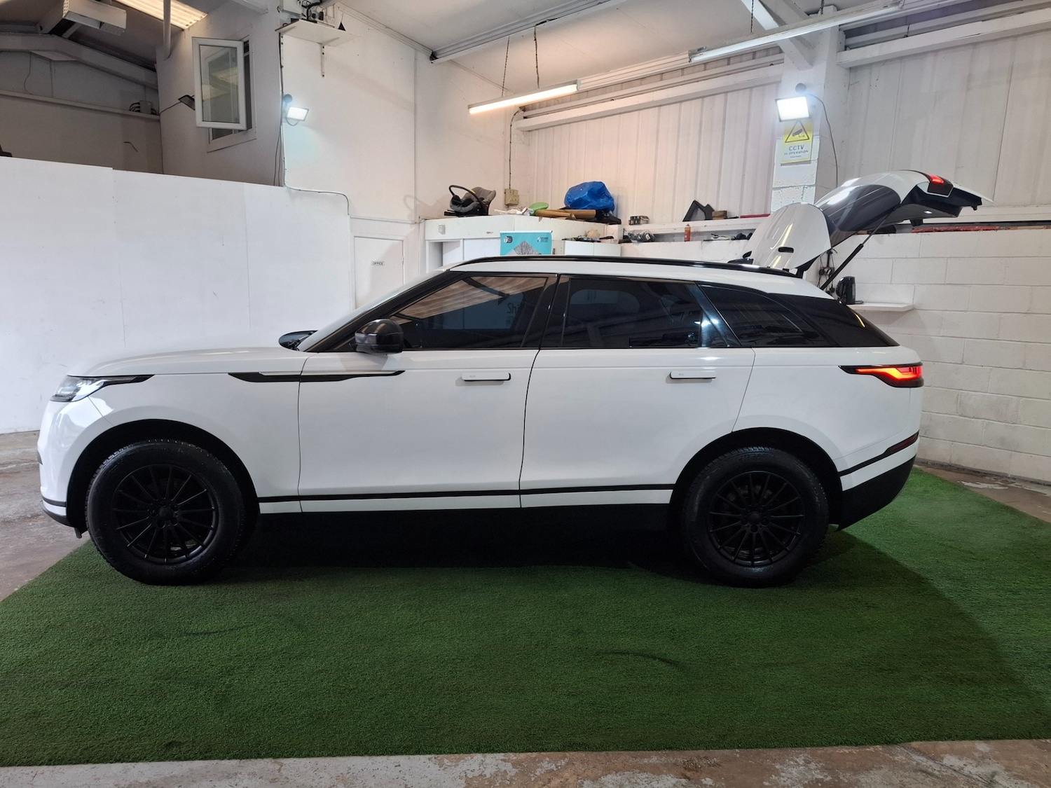Used Land Rover Range Rover Velar 2018 for sale - 76314112: Photo 2