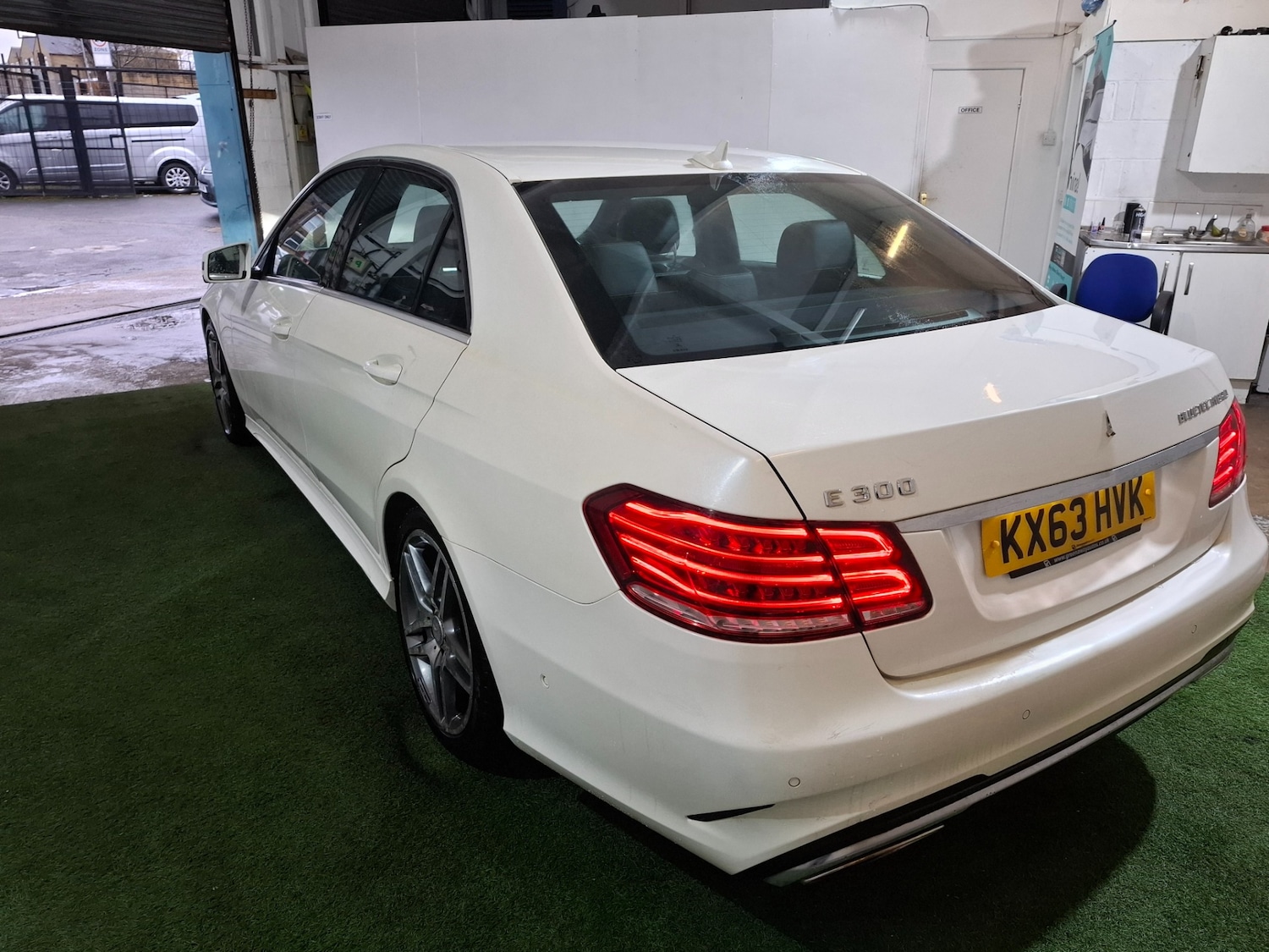 Used Mercedes-Benz E Class 2013 for sale - 77342765: Photo 3