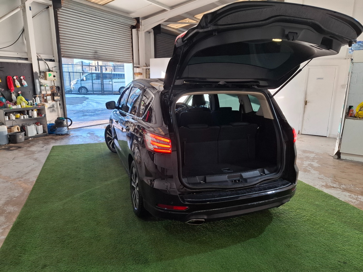 Used Ford S-Max 2017 for sale - 77104705: Photo 12