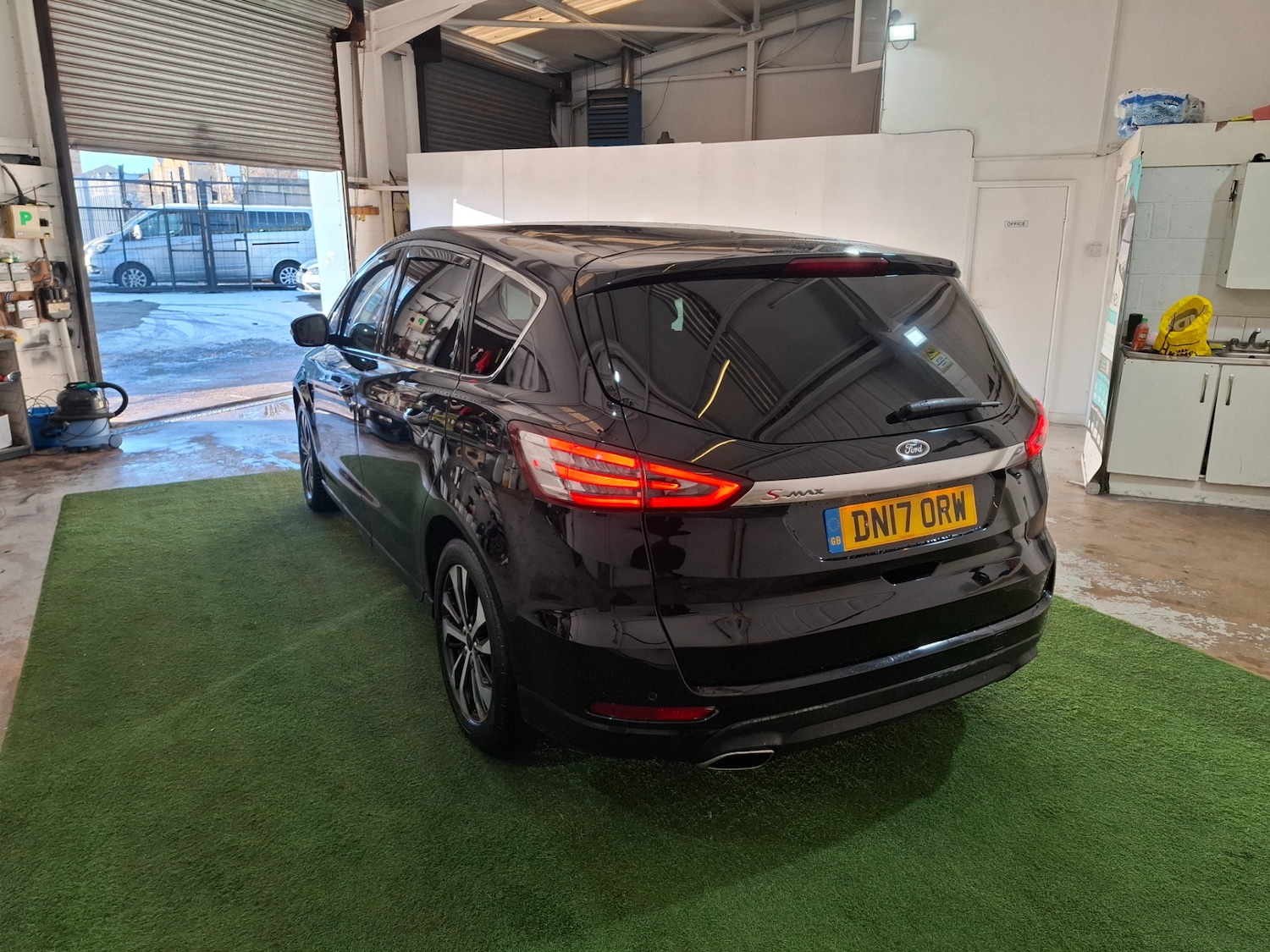 Used Ford S-Max 2017 for sale - 77104705: Photo 3