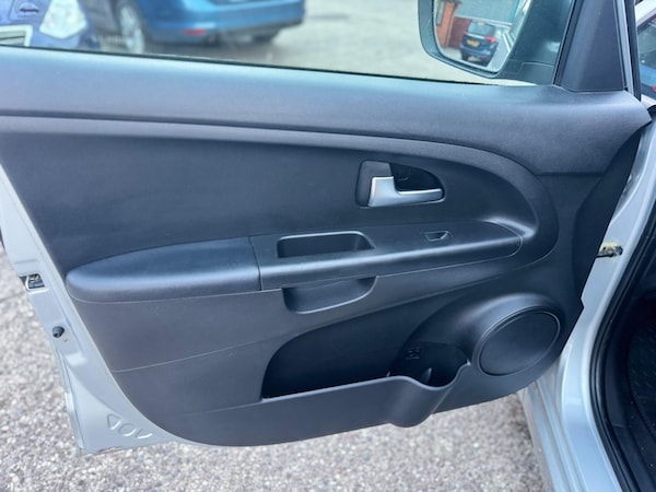 Used Kia Venga 2010 for sale - 75670825: Photo 25