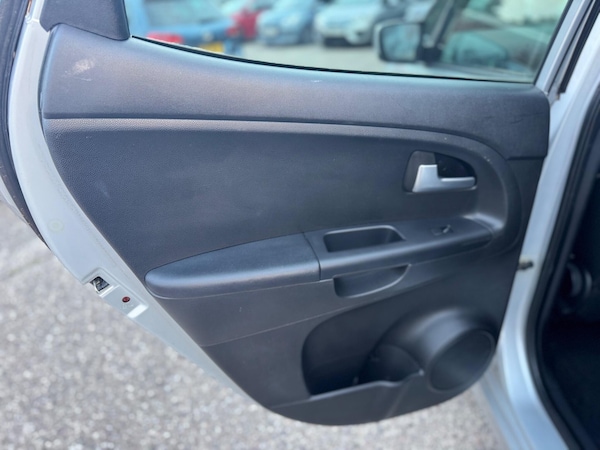 Used Kia Venga 2010 for sale - 75670825: Photo 27