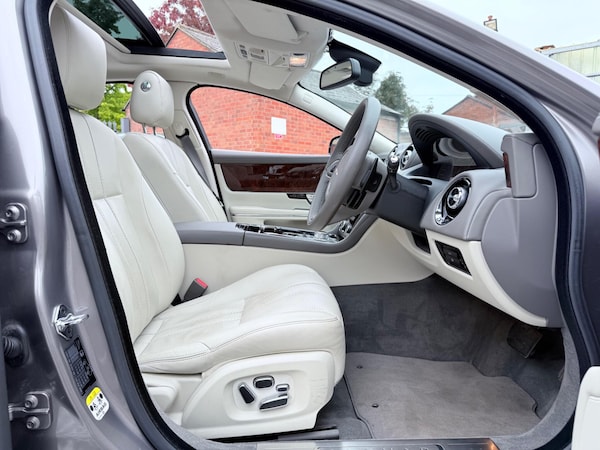 Used Jaguar XJ 2010 for sale - 76200624: Photo 38