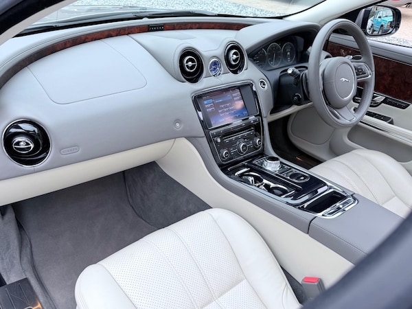 Used Jaguar XJ 2010 for sale - 76200624: Photo 44