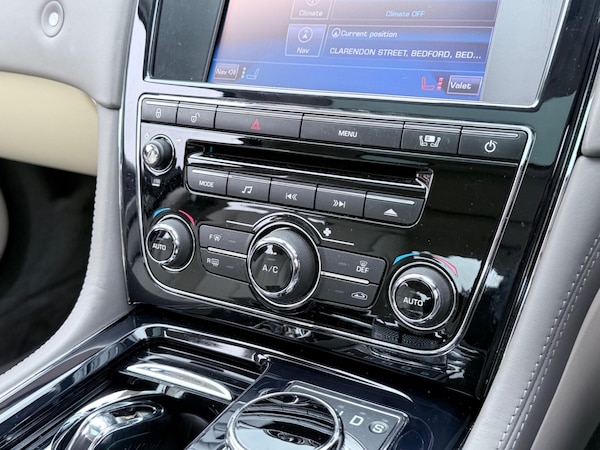Used Jaguar XJ 2010 for sale - 76200624: Photo 81