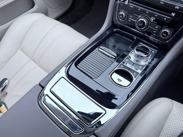 Used Jaguar XJ 2010 for sale - 76200624: Photo 86