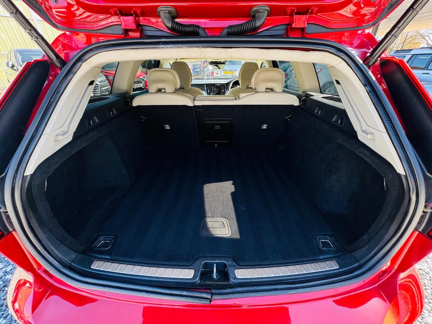 Used Volvo V60 2018 for sale - 78048233: Photo 40