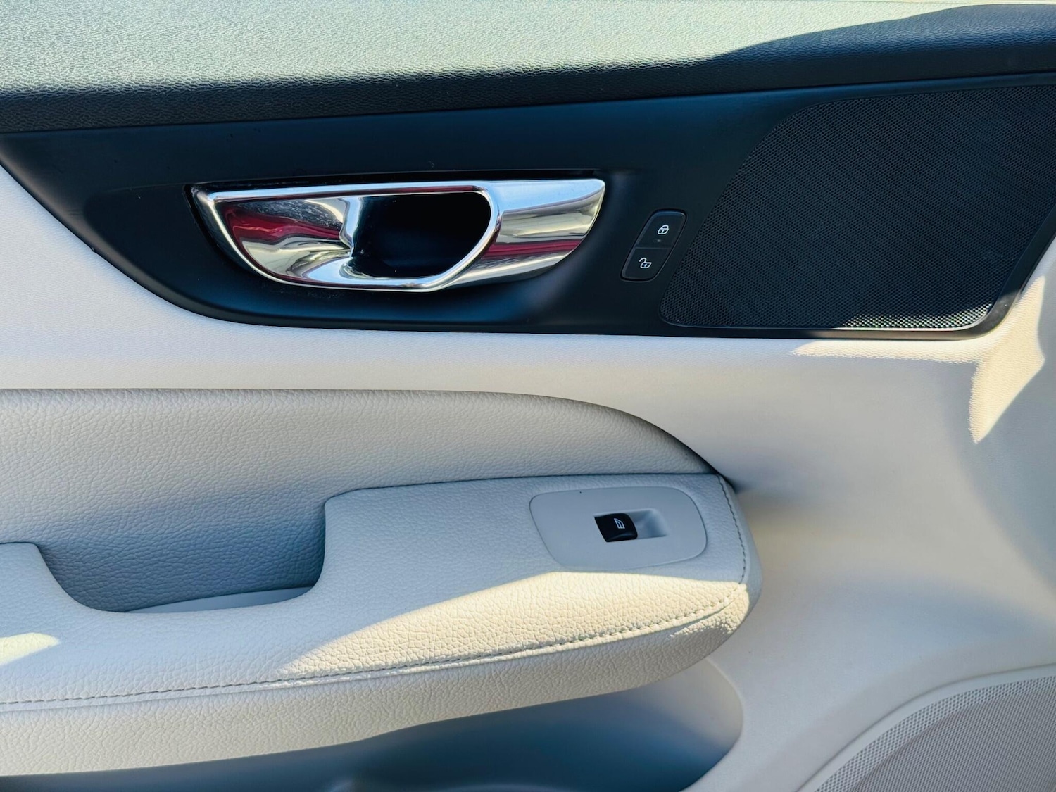 Used Volvo V60 2018 for sale - 78048233: Photo 64