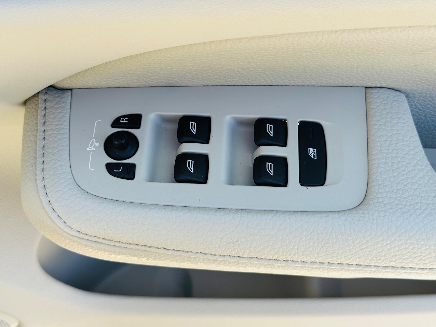 Used Volvo V60 2018 for sale - 78048233: Photo 70