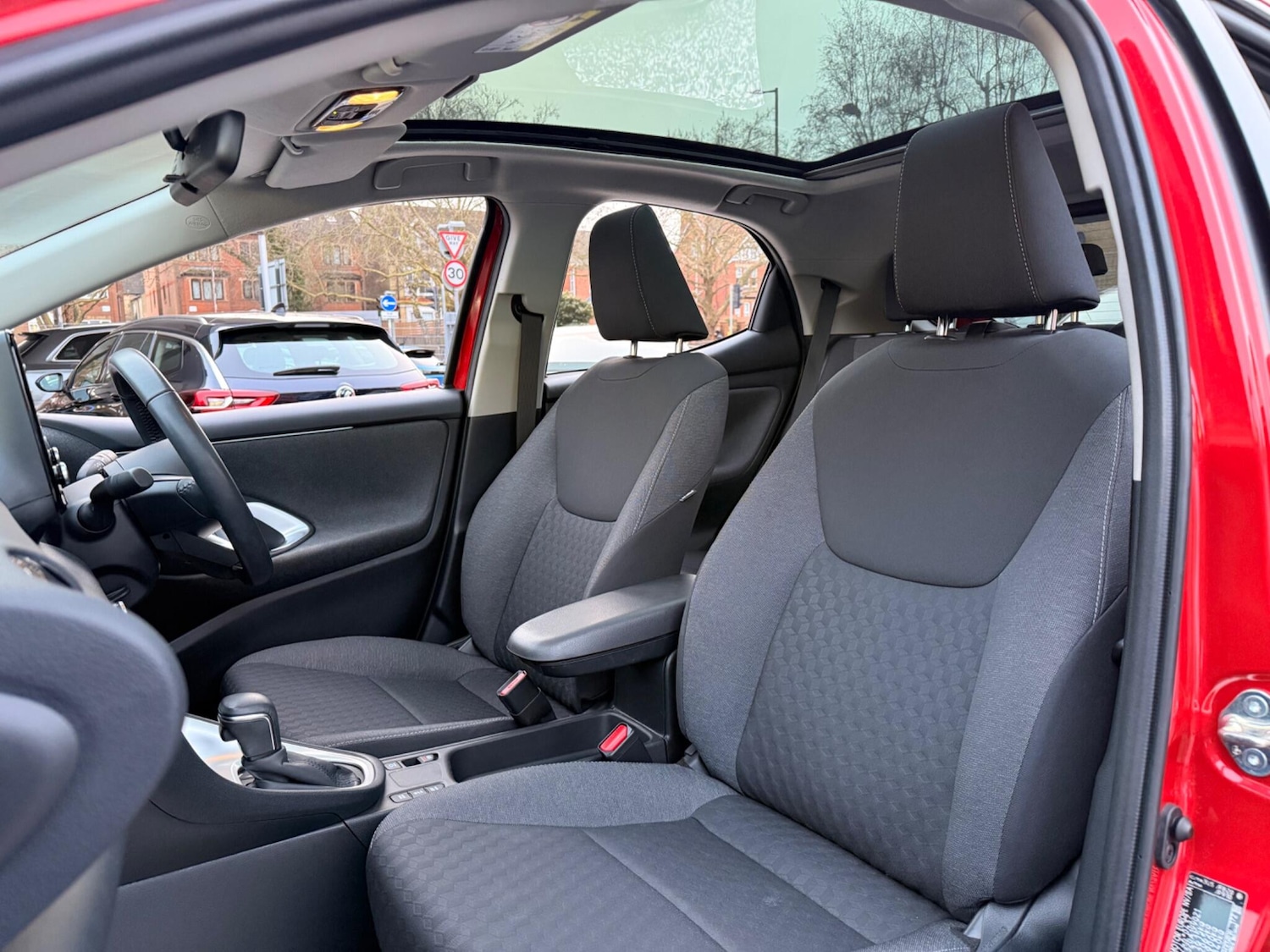 Used Toyota Yaris 2021 for sale - 77624818: Photo 39