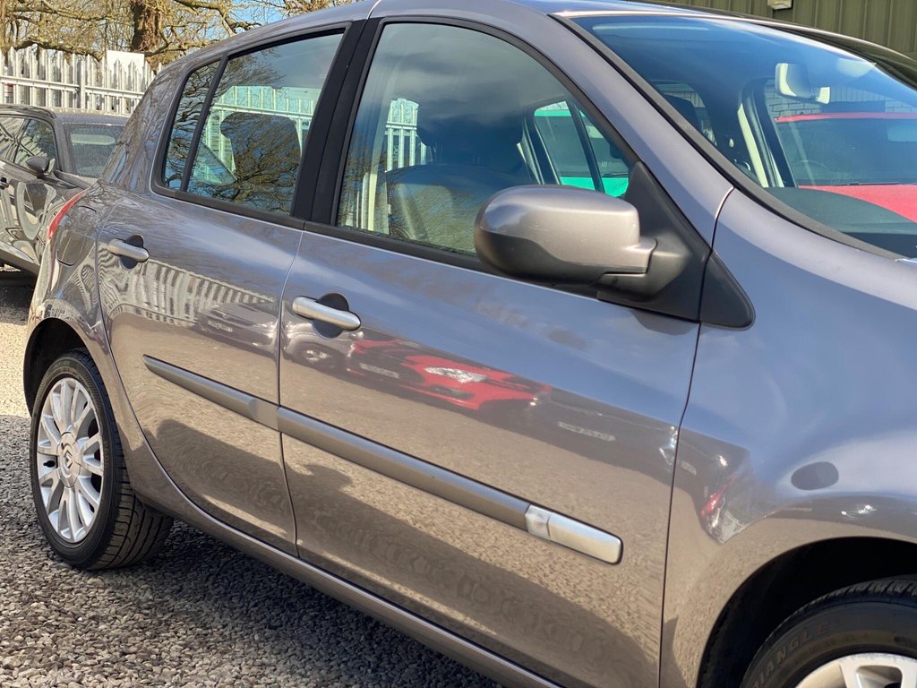 Used Renault Clio 2010 for sale - 77841315: Photo 28