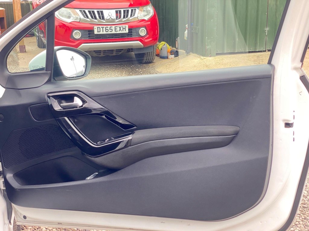 Used Peugeot 208 2015 for sale - 78102734: Photo 40