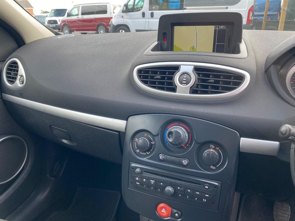 Used Renault Clio 2011 for sale - 76372552: Photo 31