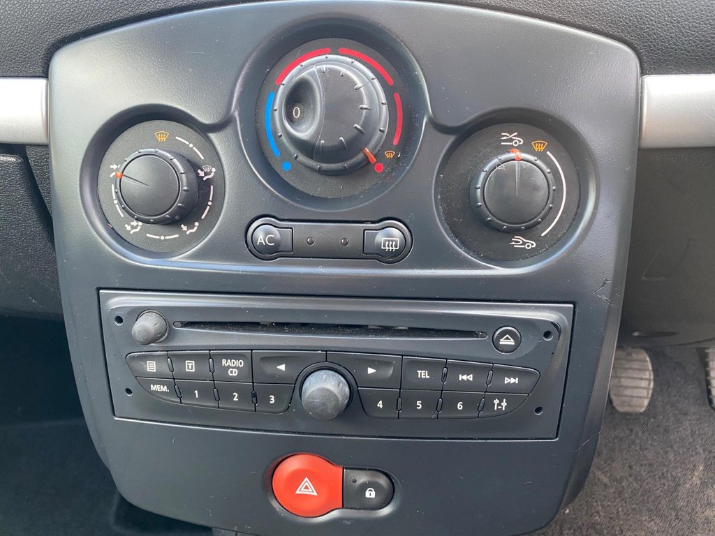 Used Renault Clio 2011 for sale - 76372552: Photo 32