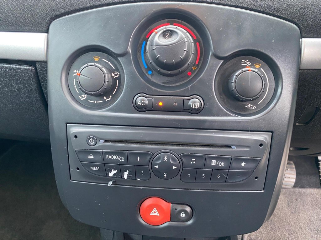 Used Renault Clio 2011 for sale - 76867817: Photo 32