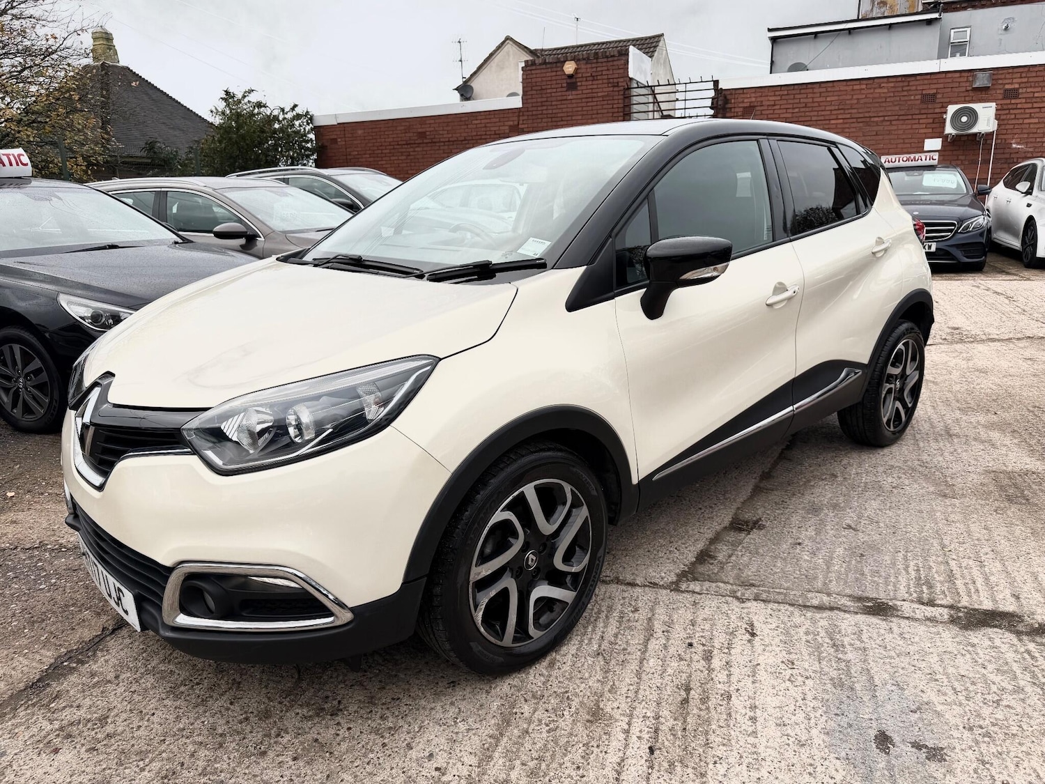 Used Renault Captur 2017 for sale - 76337654: Photo 2