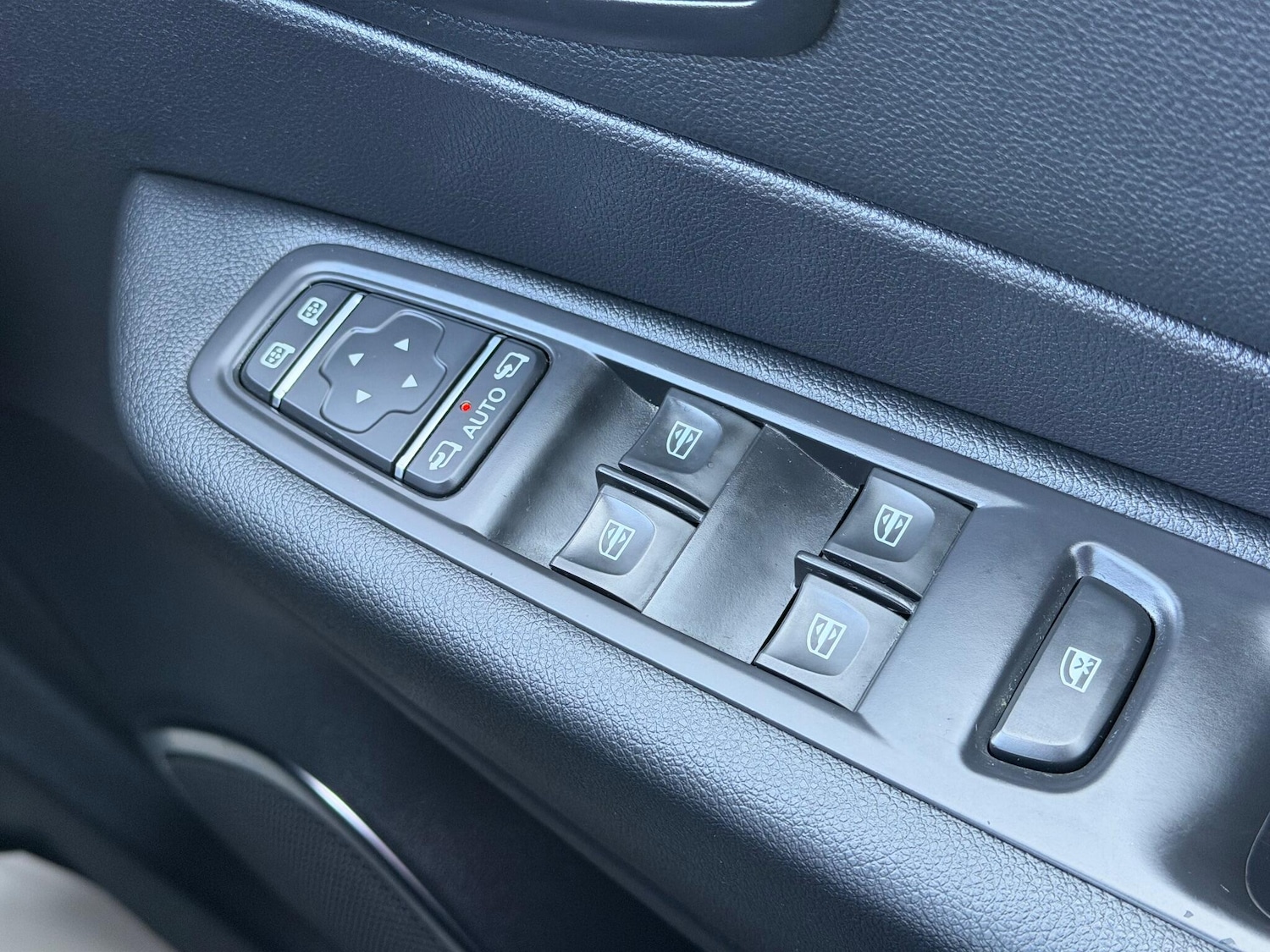 Used Renault Captur 2017 for sale - 76997343: Photo 38