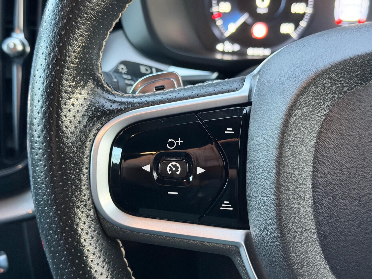 Used Volvo XC60 2018 for sale - 77143638: Photo 32