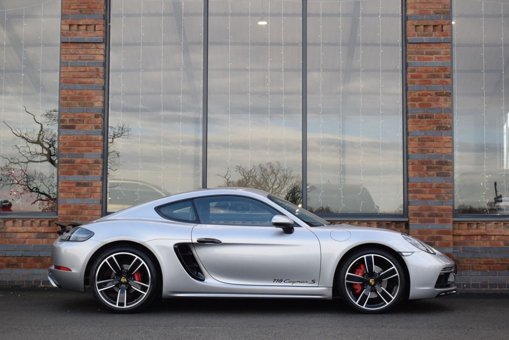 Used Porsche 718 Cayman 2017 for sale - 76841382: Photo 5