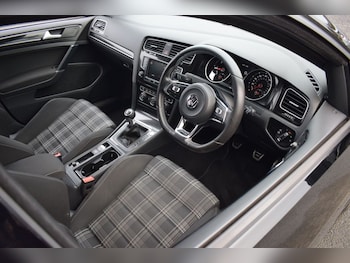 Used Volkswagen Golf 2016 for sale - 76934580: Photo