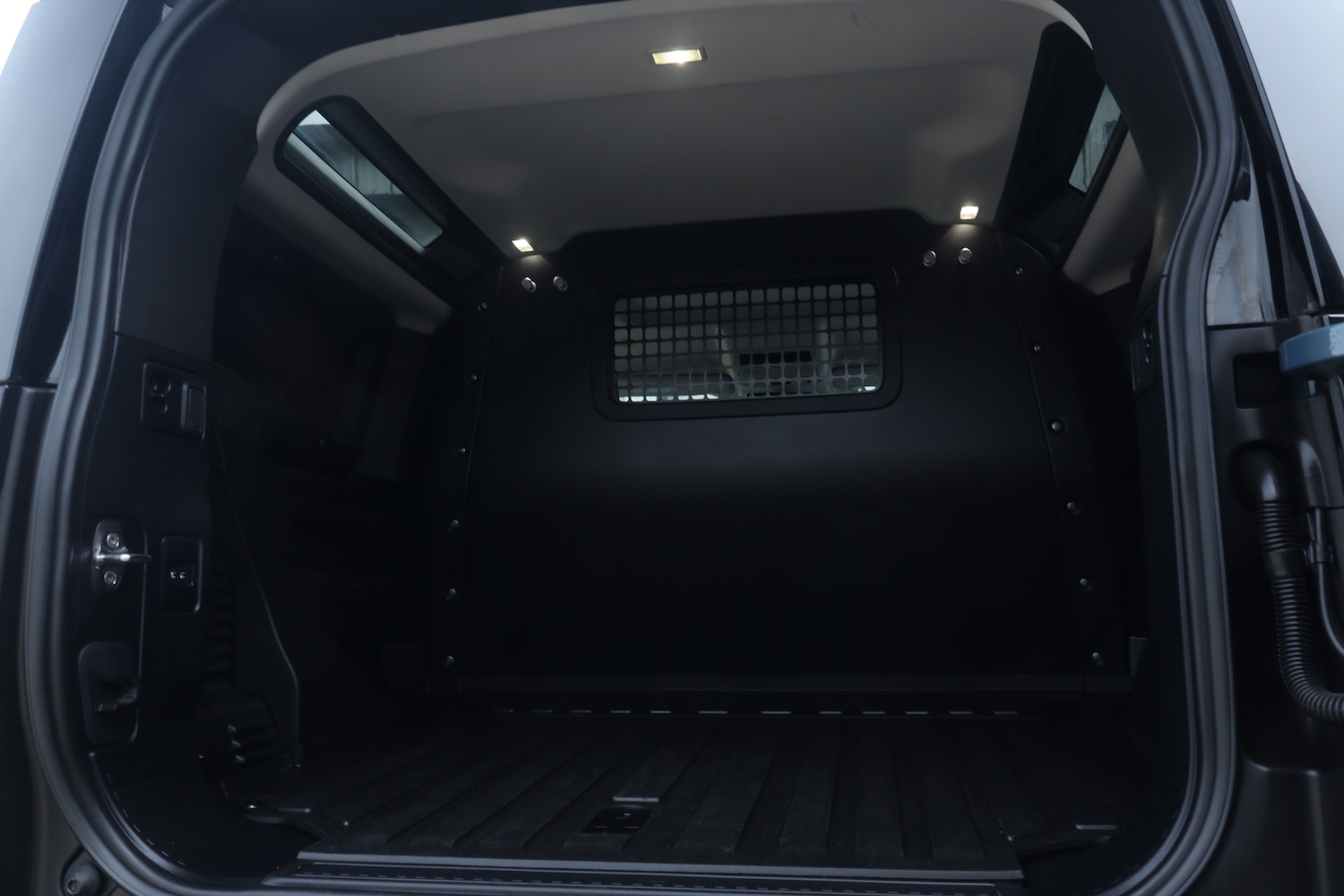 Used Land Rover Defender 2023 for sale - 77916870: Photo 10