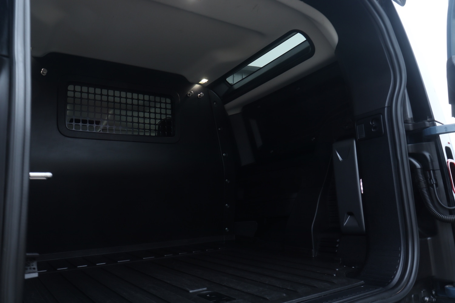 Used Land Rover Defender 2023 for sale - 77916870: Photo 11